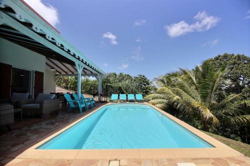 Villa M�rit�e : 3 Ch, V�g�tation Luxuriante Et Grande Piscine