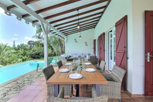Villa M�rit�e : 3 Ch, V�g�tation Luxuriante Et Grande Piscine