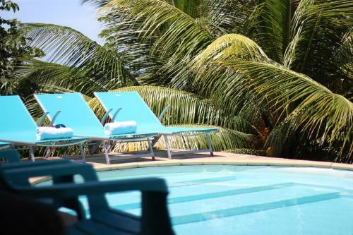 Villa M�rit�e : 3 Ch, V�g�tation Luxuriante Et Grande Piscine