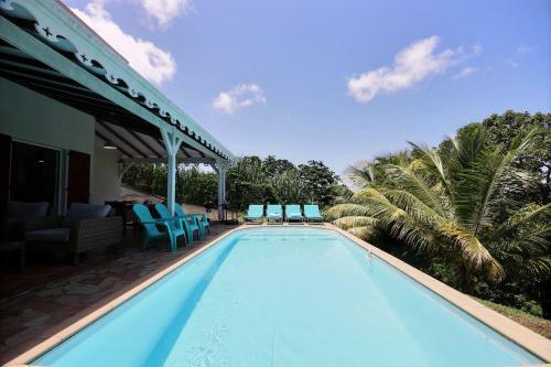 Villa M�rit�e : 3 Ch, V�g�tation Luxuriante Et Grande Piscine