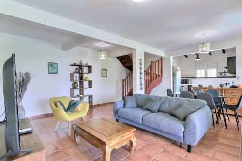 Villa M�rit�e : 3 Ch, V�g�tation Luxuriante Et Grande Piscine