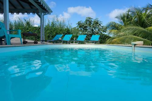 Villa M�rit�e : 3 Ch, V�g�tation Luxuriante Et Grande Piscine