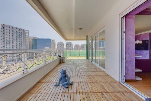 Seafront Apartment In Sliema With Pool, Upmarket Complex