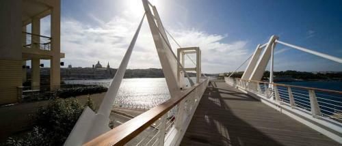 Seafront Apartment In Sliema With Pool, Upmarket Complex