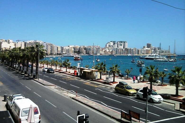 Valletta And Harbour Views Apartment In Central Sliema