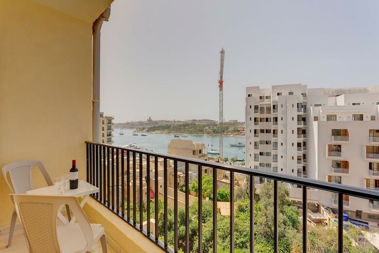 Valletta And Harbour Views Apartment In Central Sliema