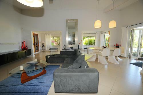 Villa Acassia, 140 Sqm, Pool, 500 M To La Preneuse Beach