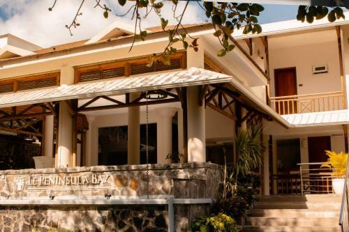 Hotel Le Peninsula Bay Beach Resort & Spa