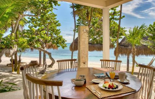 Tankah Cuatro Villa Sleeps 14 With Pool And Air Con