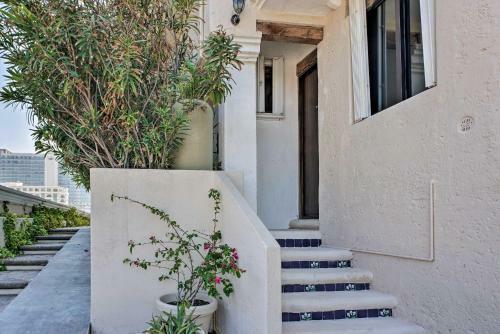 Updated Oceanside Townhome, 1 Block To Beach!