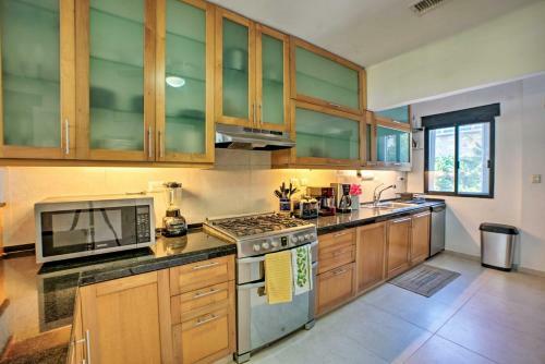 Updated Oceanside Townhome, 1 Block To Beach!