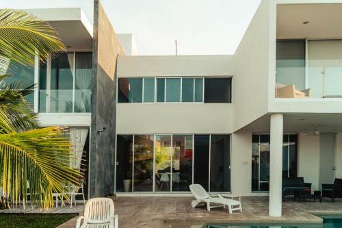 Breathtaking Beach Villa, Feel The Inviting Vibe!