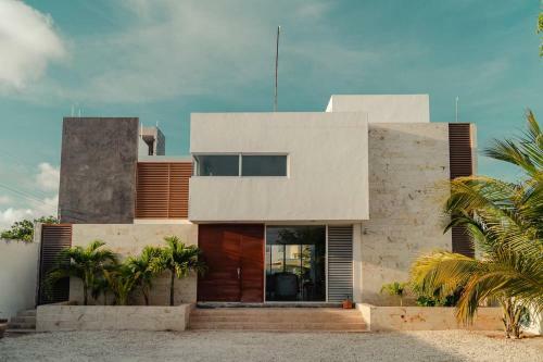 Breathtaking Beach Villa, Feel The Inviting Vibe!