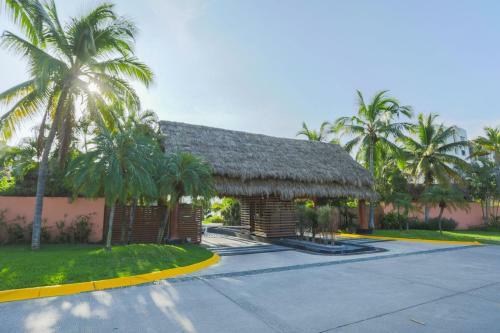 Casa Del Mar, Large House By The Beach With Private Pool & Jacuzzi.