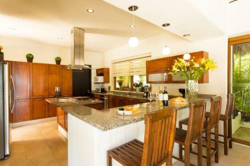 Casa Del Mar, Large House By The Beach With Private Pool & Jacuzzi.