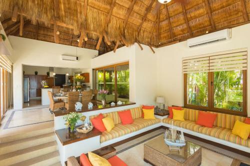 Casa Del Mar, Large House By The Beach With Private Pool & Jacuzzi.