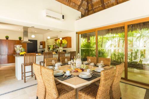 Casa Del Mar, Large House By The Beach With Private Pool & Jacuzzi.
