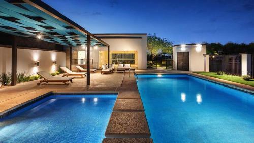 Cozy House In A Comercial Area