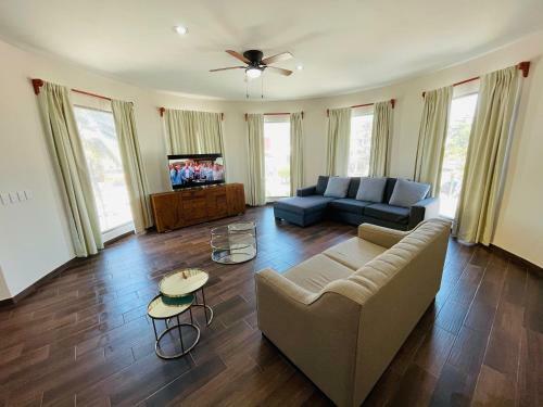 La Lola Hotel & Suites