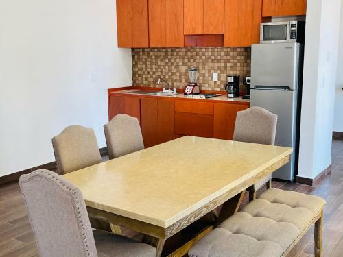 La Lola Hotel & Suites
