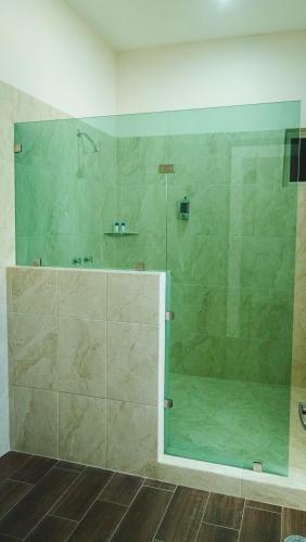 La Lola Hotel & Suites