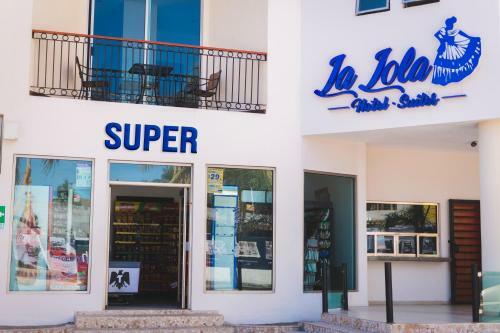 La Lola Hotel & Suites