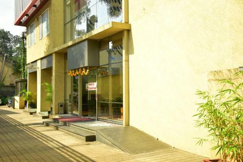 Hi 5 Hotel & Experience