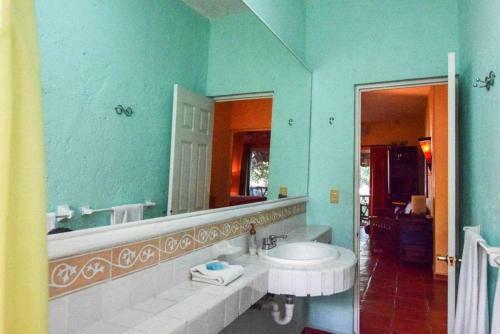 Charming Boho Condo Walking Distance From Beach & 5th Ave!