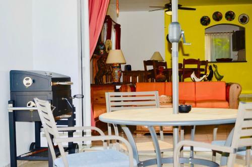 Hostal Executive Budget Room With Swimming Pool Air Conditioning And Parking