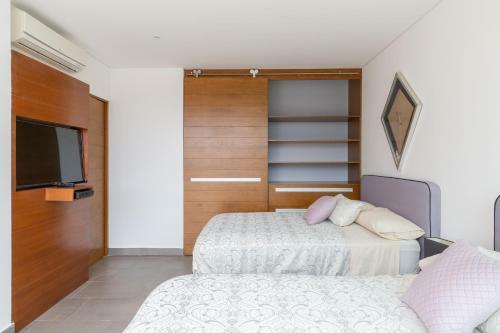 Comfortable Artistic Apartment, Great Wi-fi 2 Blocks To The Beach