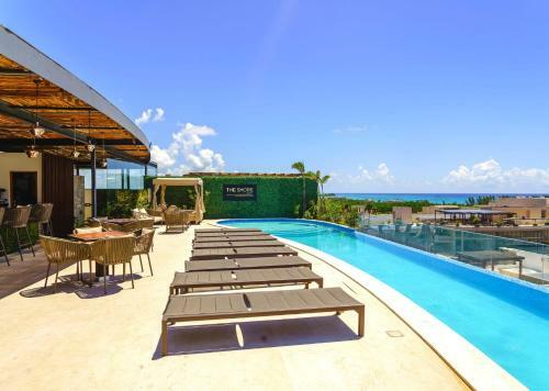 Oceanview Penthouse With Rooftop Pools Steps To Beach