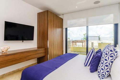 Oceanview Penthouse With Rooftop Pools Steps To Beach