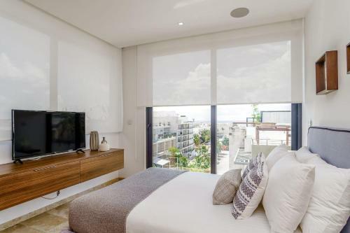 Oceanview Penthouse With Rooftop Pools Steps To Beach