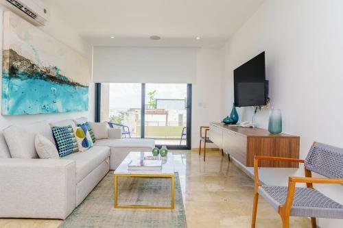 Oceanview Penthouse With Rooftop Pools Steps To Beach