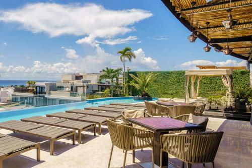 Oceanview Penthouse With Rooftop Pools Steps To Beach