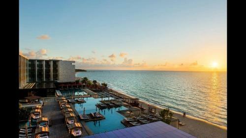 Oceanview Penthouse With Rooftop Pools Steps To Beach