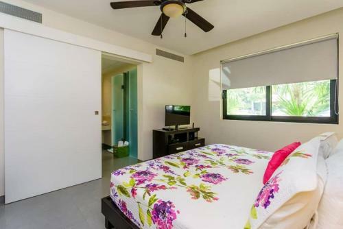Playa Paradise With Golf, Pool And Beach Club Access!