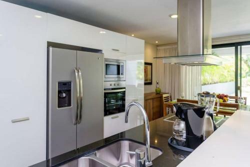 Playa Paradise With Golf, Pool And Beach Club Access!