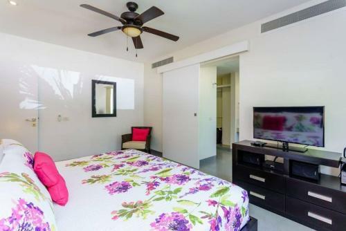 Playa Paradise With Golf, Pool And Beach Club Access!