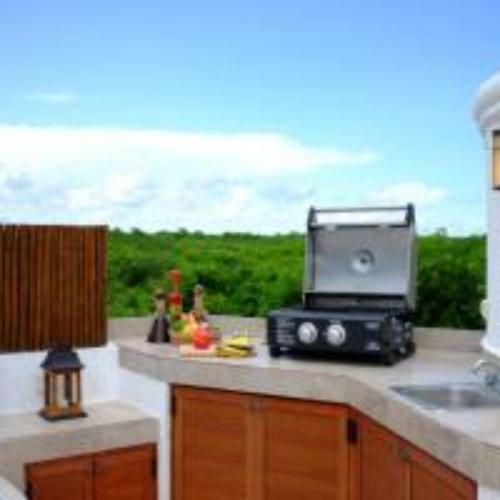 Condo With Pool, Beach Access/full Hotel Services!