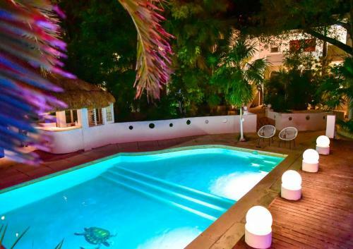 Hotel Tropical Casa Blanca