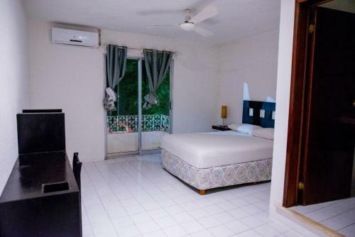 Hotel Tropical Casa Blanca