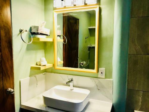 Hostal Room In Apartment - Ocean Frontage Two Bedroom Family Compound With Full Kitchen