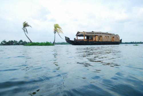 Pournami Houseboats