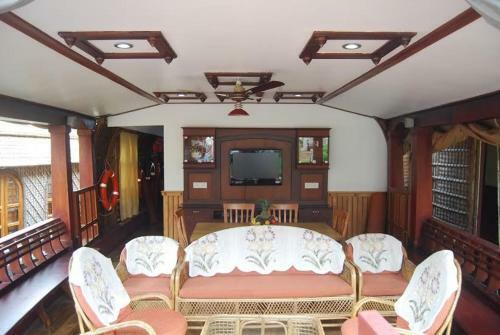 Pournami Houseboats
