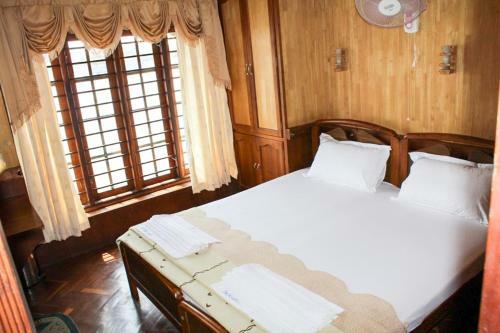 Pournami Houseboats