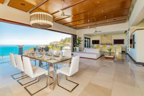 Centro Villa Sleeps 16 With Pool And Air Con