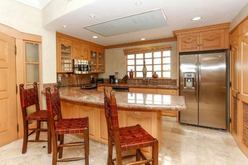 Vle- 1306-ocean Front Resort- Walking Distance To Town! Swimmable Beach!