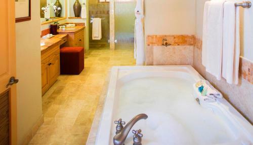 Vle- 1306-ocean Front Resort- Walking Distance To Town! Swimmable Beach!