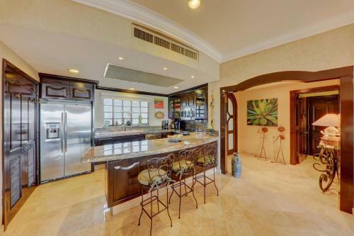 Vle-2402-ocean Front Resort- Walking Distance To Town! Swimmable Beach!